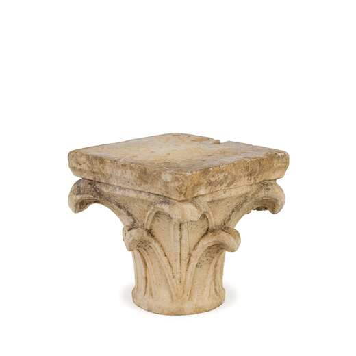 CAPITELLO IN MARMO, XVIII-XIX SECOLO di forma squadrata e ornato da elemento fogliato stilizzato; us