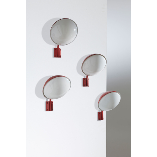 MANIFATTURA ITALIANA Quattro lampade da parete. Metallo verniciato, vetro opalino. Italia anni 60.<b