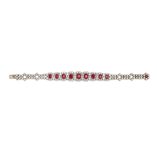 BRACELET EN OR RUBIS ET DIAMANTS, VERS 1970 maille semi-flexible décorée avec dix rubies de taille