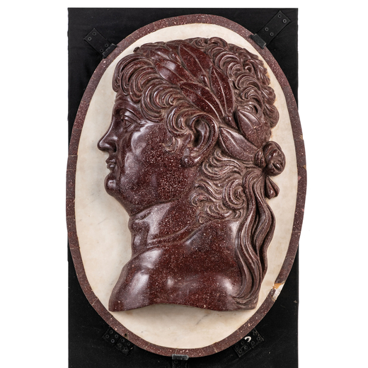 GRANDE RILIEVO IN PORFIDO E MARMO BIANCO, XX SECOLO raffigurante profilo di un Cesare, la base ovale