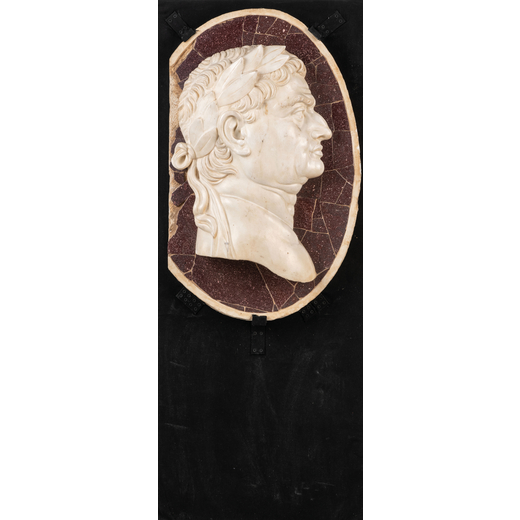 GRANDE RILIEVO IN MARMO BIANCO E PORFIDO, XX SECOLO raffigurante profilo di un Cesare, la base ovale