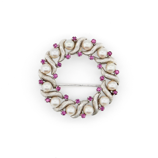 SPILLA IN ORO, RUBINI E PERLE COLTIVATE, ANNI 60 di forma circolare decorata con una serie di perle 