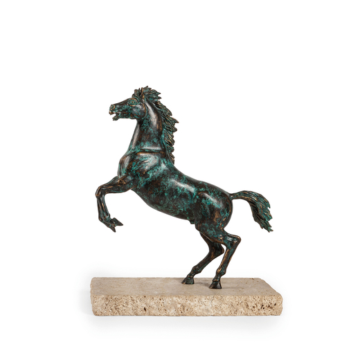 SCULTURA IN BRONZO PATINATO, XX SECOLO  raffigurante cavallo rampante su base in travertino; usure, 