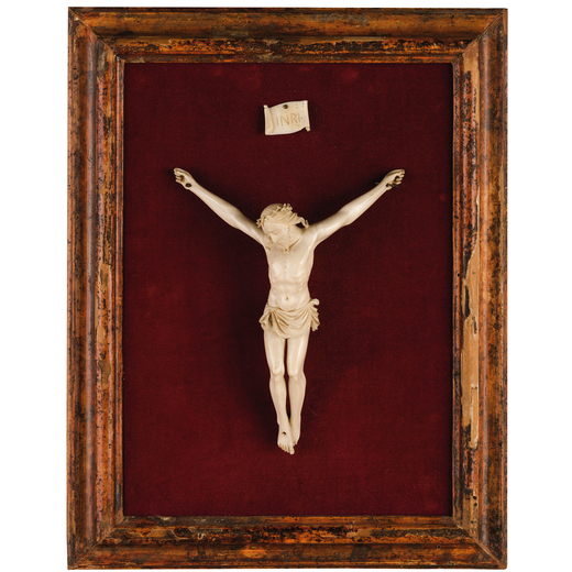 SCULTURA IN AVORIO, XVIII-XIX SECOLO raffigurante Cristo crocifisso, montato su pannello in velluto 