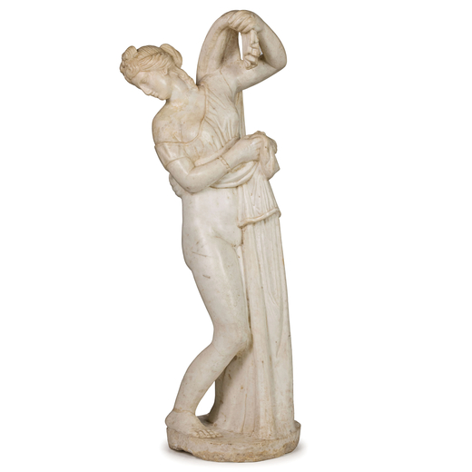 GRUPPO IN MARMO, XIX SECOLO raffigurante vestale forse come Venere di modello classico, con ricco pa