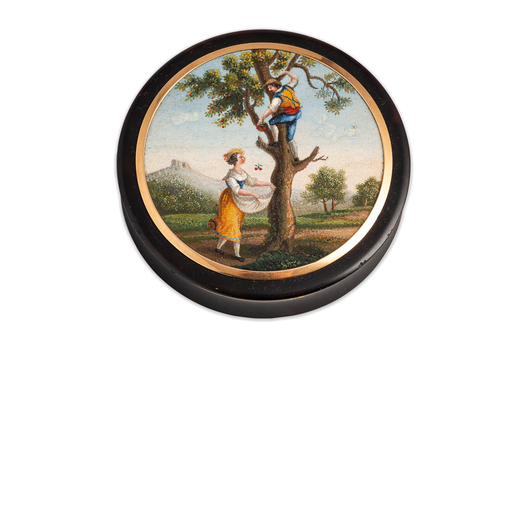 TABACCHIERA IN ORO E TARTARUGA CON MICROMOSAICO, XIX SECOLO raffigurante la raccolta delle ciliegie;