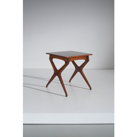 ICO PARISI Tavolino. legno di noce, ottone. Produzione De Baggis anni 50.<br>cm 61x56x56