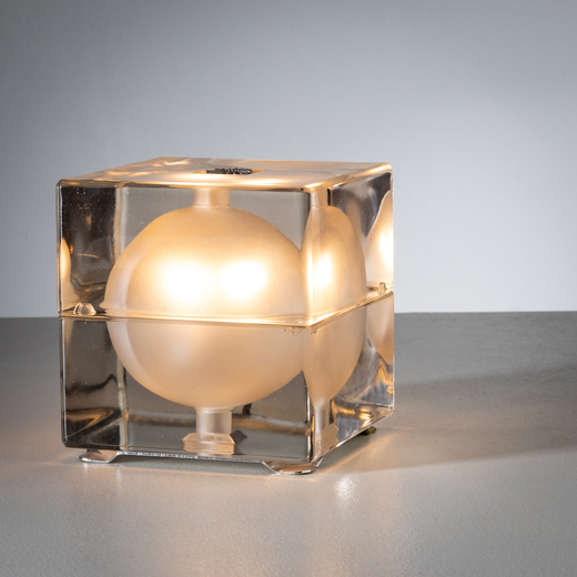 ALESSANDRO MENDINI Lampada da tavolo modello Cubosfera. Metallo cromato, vetro massiccio. Produzione