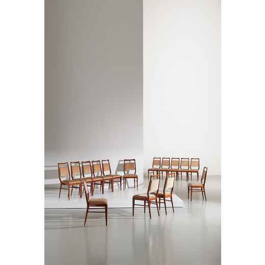 VITTORIO DASSI Quindici sedie. Legno, velluto imbottito, ottone. Produzione Dassi anni 50.<br>cm 95x