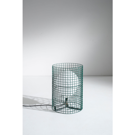GINO SARFATTI  Lampada da tavolo mod. 1102. Rete di ferro plastificata, vetro opalino soffiato. Prod