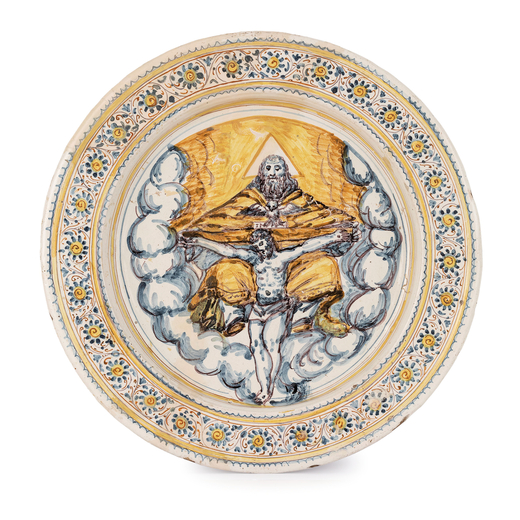 PIATTO IN MAIOLICA POLICROMA, FORNACE DI CASTELLI, XVII SECOLO decorato con la Trinità; restauro<br
