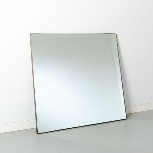 MANIFATTURA ITALIANA Specchio. Ottone, legno, cristallo specchiato. Italia anni 50. <br>cm 121x130,5
