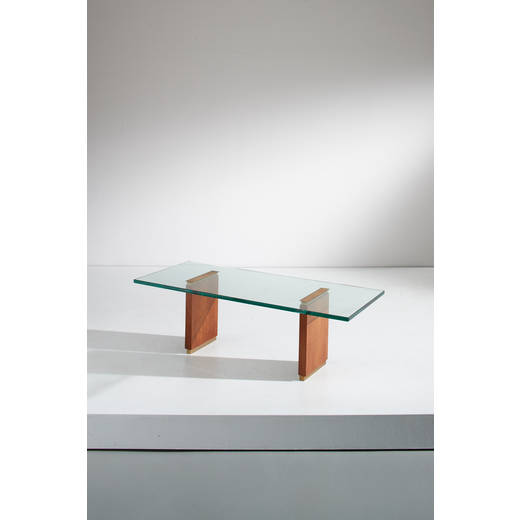 FONTANA ARTE Tavolino mod. 2354. legno, ottone, cristallo molato. Produzione Fontana Arte anni 50.<b