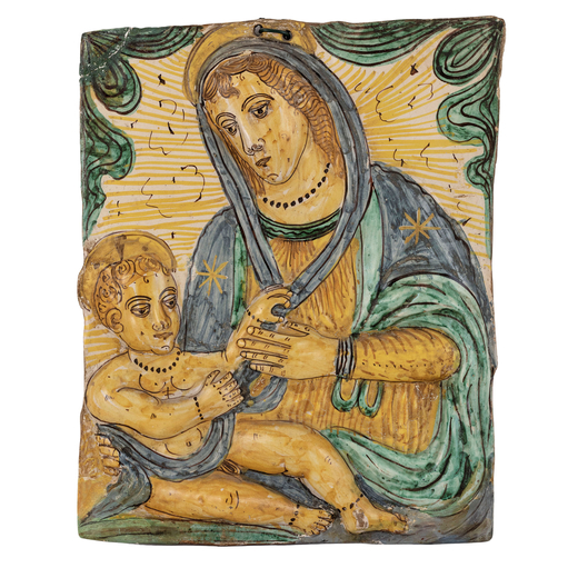 PLACCA IN MAIOLICA POLICROMA, FORNACE TOSCANA DEL XVIII SECOLO raffigurante Madonna con Bambino a ri