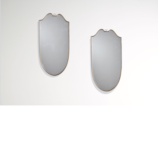 MANIFATTURA ITALIANA Coppia di specchi. Legno, ottone, cristallo specchiato. Italia anni 50.<br>cm 6
