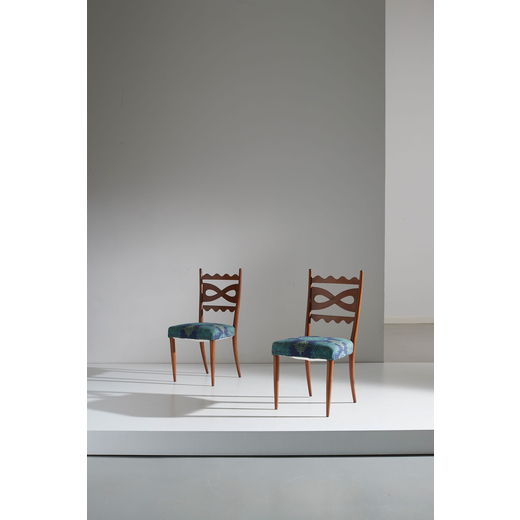 PAOLO BUFFA Due sedie. Legno di ciliegio massello, tessuto imbottito. Italia anni 50. <br>cm 94x47x4