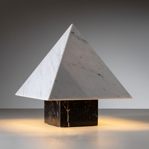 MANIFATTURA ITALIANA Lampada da tavolo. Marmo di Carrara, marmo nero. Italia anni 80.<br>cm 40x32x32