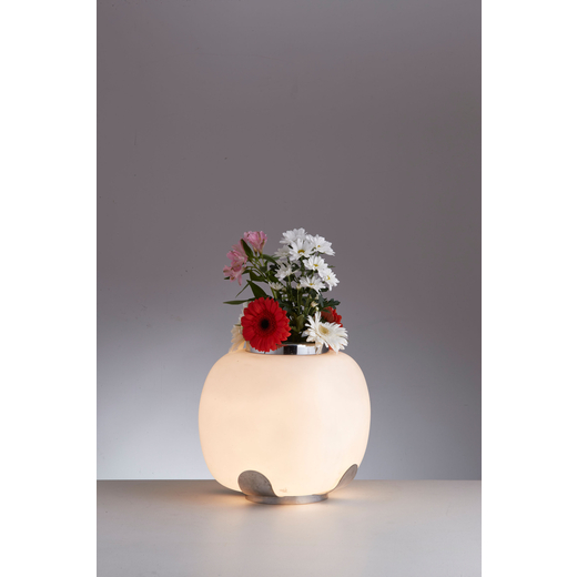 FONTANA ARTE (ATTRIB. A) Vaso porta piante luminoso. Metallo cromato, vetro opalino satinato. Italia