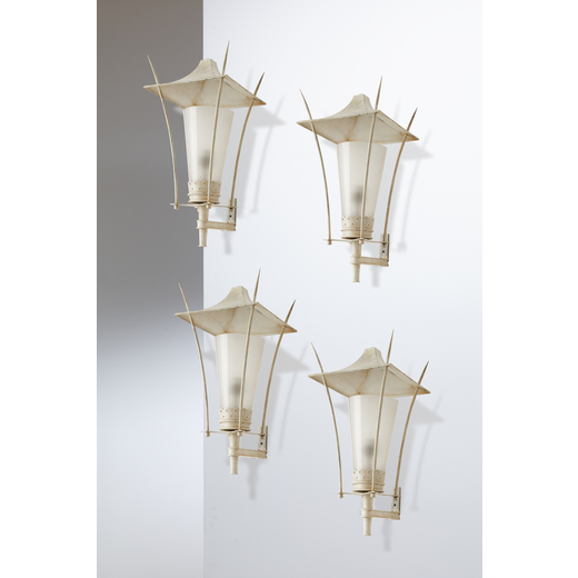 GUGLIELMO ULRICH Quattro lanterne da parete. Metallo smaltato, vetro opalino. Italia anni 50. <br>cm