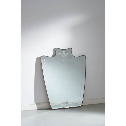 MANIFATTURA ITALIANA Specchio da parete. Ottone, legno, cristallo specchiato e sabbiato. Italia anni