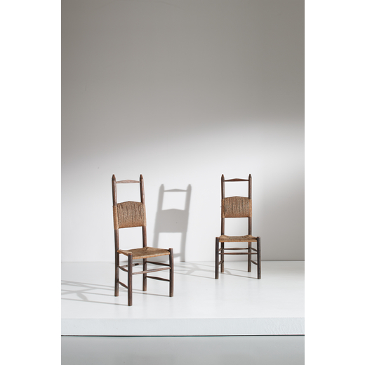 MANIFATTURA ITALIANA Coppia di sedie neo-rustiche. Legno di castagno tinto, corda di canapa intrecci