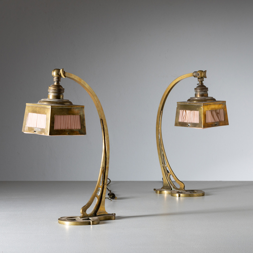 MANIFATTURA ITALIANA  Coppia di lampade da tavolo o da parete Art nouveau. Fusione in ottone, tessut