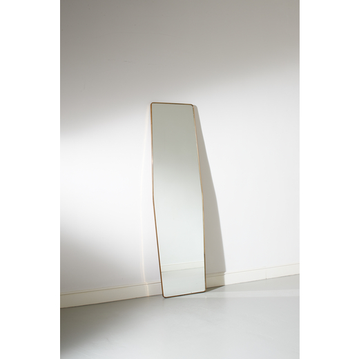 MANIFATTURA ITALIANA Specchio. Ottone, cristallo specchiato. Italia anni 50. <br>cm 167x48
