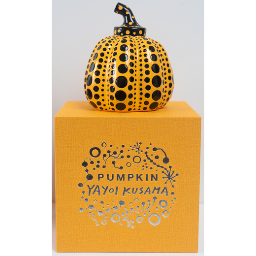 YAYOI KUSAMA Matsumoto 1929<br>Pumpkin<br>Resina dipinta in policromia, cm 10 x 8,5 x 8,5<br>Marchio