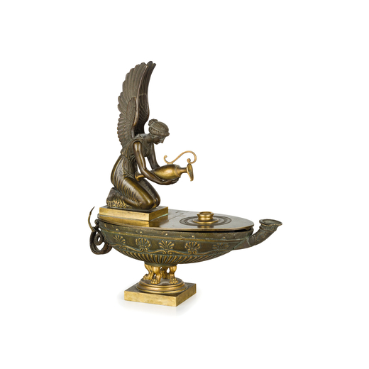 LUCERNA IN BRONZO, XIX SECOLO sormontata da figura allegorica alata con versatoio, base squadrata co