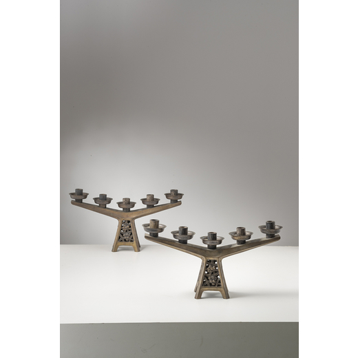 GIOVANNI MICHELUCCI (ATTRIB. A) Coppia di candelieri. Fusione di bronzo lavorata. Italia anni 60.<br