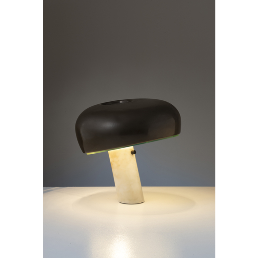 ACHILLE  & PIER GIACOMO CASTIGLIONI Lampada da tavolo mod. Snoopy. Marmo, cristallo molato, allumini