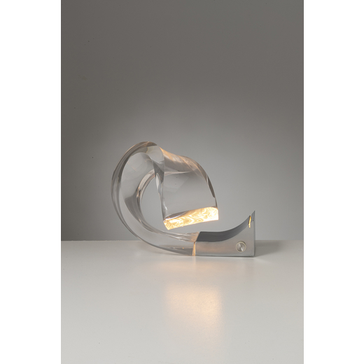 OLUCE (ATTRIB. A) Lampada da tavolo. Metallo cromato, plexiglass trasparente. Italia anni 70.<br>cm 