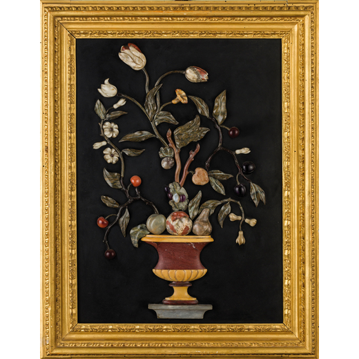 COMPOSIZIONE IN MARMO E PIETRE DURE, XIX SECOLO supporto squadrato, ornata da vaso in marmo rosso e 