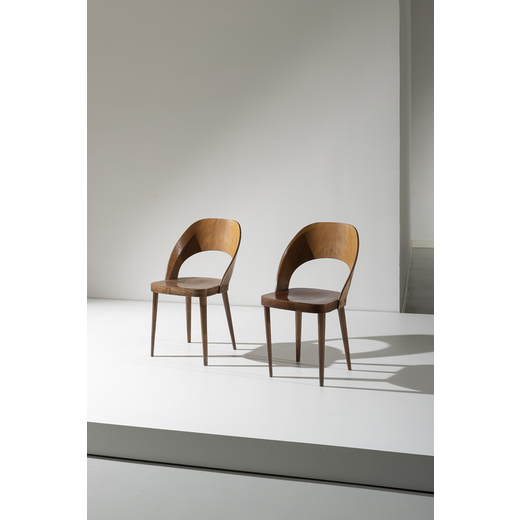 MANIFATTURA ITALIANA Coppia di sedie. Multistrato curvato a caldo impiallacciato in legno di faggio,