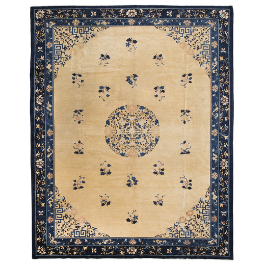 TAPPETO CINESE, AREA DI PEKINO, 1900 CIRCA cm 284X352<br>A grande medaglione centrale questo tappeto
