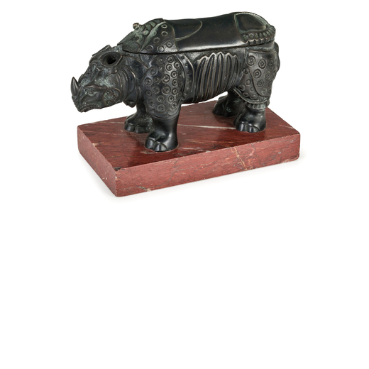 CALAMAIO IN BRONZO A PATINA SCURA, XIX SECOLO raffigurante rinoceronte su base in marmo, coperchio a