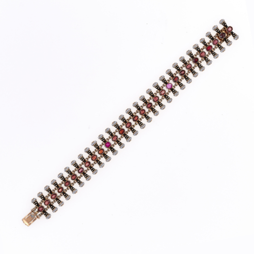 BRACCIALE IN SMALTO, RUBINI, GRANATI E QUARZI, CIRCA 1950 realizzato  con una fila di rubini, granat