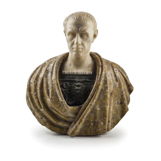 SCULTURA IN MARMI DIVERSI, XIX SECOLO raffigurante probabilmente busto di  Giulio Cesare, con veste 