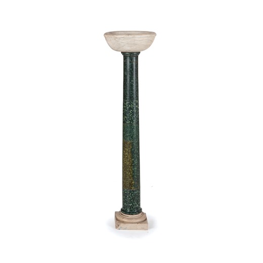 VASCA IN MARMO BIANCO, XIX SECOLO ovale, su colonna in marmo verde e base squadrata; usure, rotture 