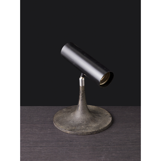 GINO SARFATTI    Lampada da tavolo mod. 568/n. Alluminio goffrato alluminio smaltato. Produzione Ate