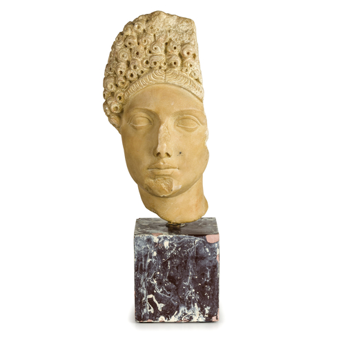 SCULTURA IN RESINA, XX SECOLO  raffigurante testa di donna dallantico, su base marmorizzata; usure, 
