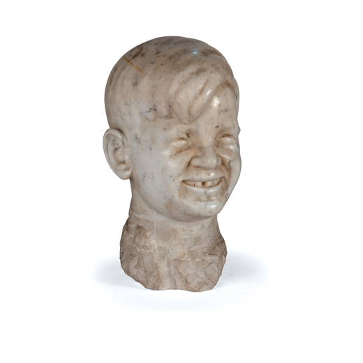 SCULTURA IN MARMO BIANCO, XX SECOLO raffigurante testa di fanciullo sorridente; usure, alcune sbecca