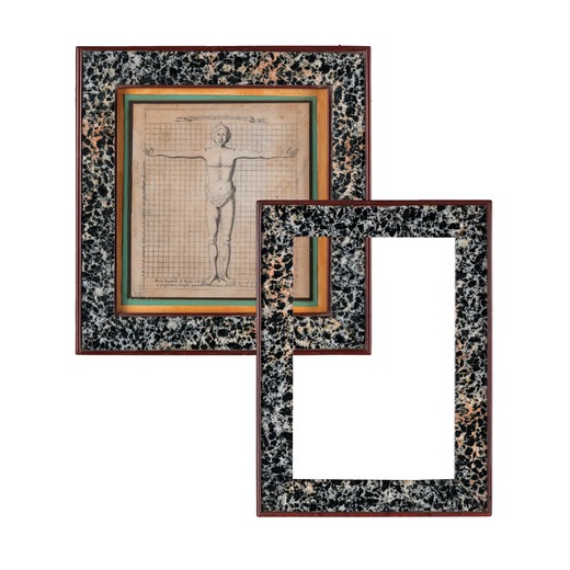 DUE CORNICI IN MARMO BIANCO E NERO, XX SECOLO profilate in marmo rosso, una con allinterno incisione
