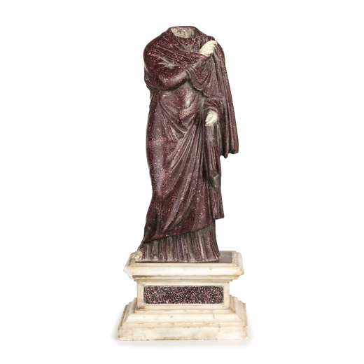 SCULTURA IN MARMO E PORFIDO, XIX SECOLO raffigurante figura femminile dallantico abbigliata con lung
