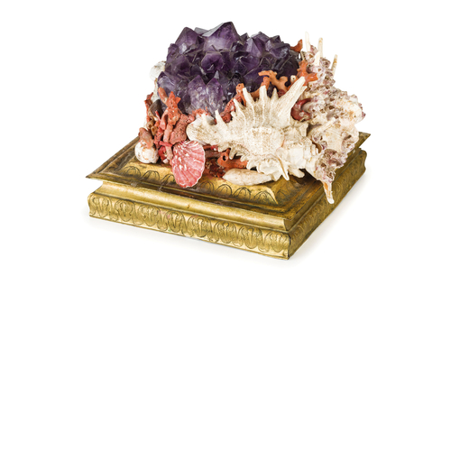 COMPOSIZIONE CON CONCHIGLIE coralli e ametista, su base squadrata in legno dorato con cornice modana
