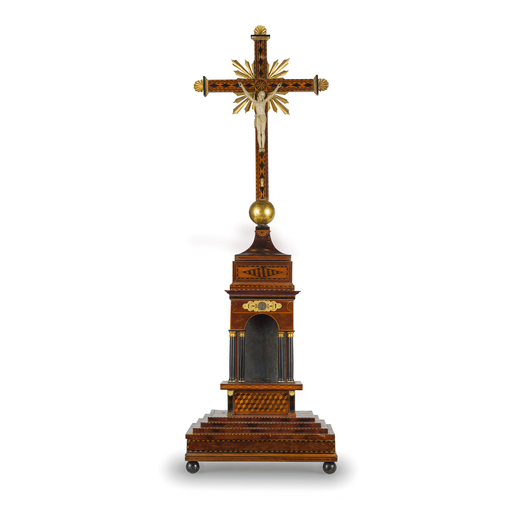 CROCEFISSO IMPIALLACCIATO IN LEGNI DIVERSI, XIX SECOLO la figura di Cristo in avorio su croce con fr
