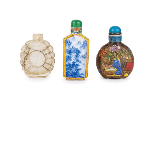 GRUPPO DI TRE DIVERSE SNUFF BOTTLES, CINA, DINASTIA QING  Of different materials and shape. In good 