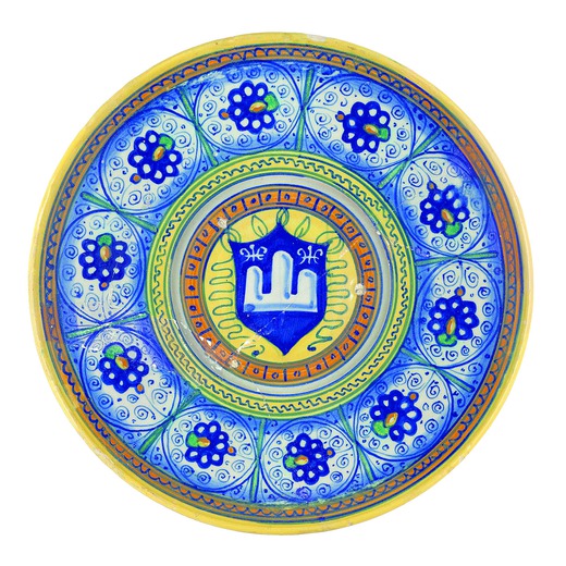 PIATTO IN MAIOLICA POLICROMA, FAENZA, INIZIO DEL XVI SECOLO decorato con lo stemma Sassatelli, sigla