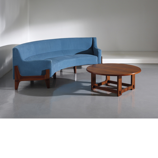 EUGENIA & G. LUIGI REGGIO   2 Grande divano curvo con tavolino. Legno, tessuto imbottito. Italia ann