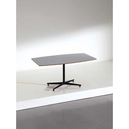 GIO PONTI    Tavolino variante del mod BT 201. Metallo smaltato, legno rivestito in formica, ottone.